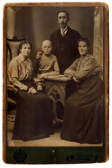 Чигинский Павел Иванович с семьёй